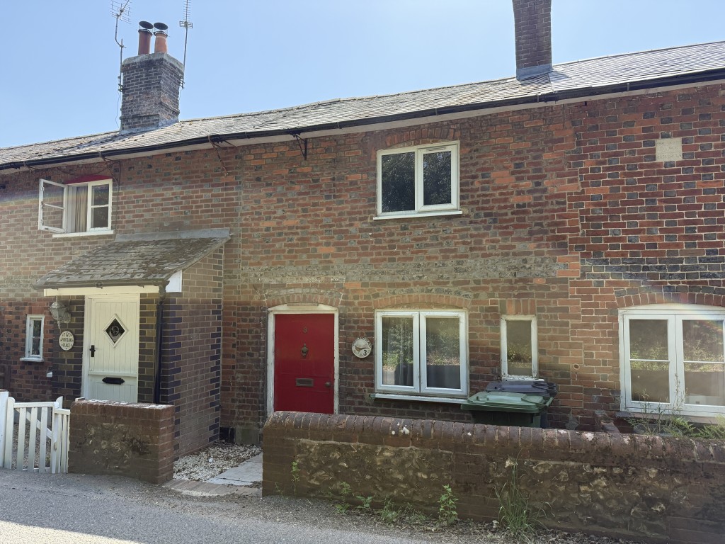 Lot: 134 - HOUSE FOR IMPROVEMENT WITH EXTENSIVE GARDEN - The front of the cottage from the pavement